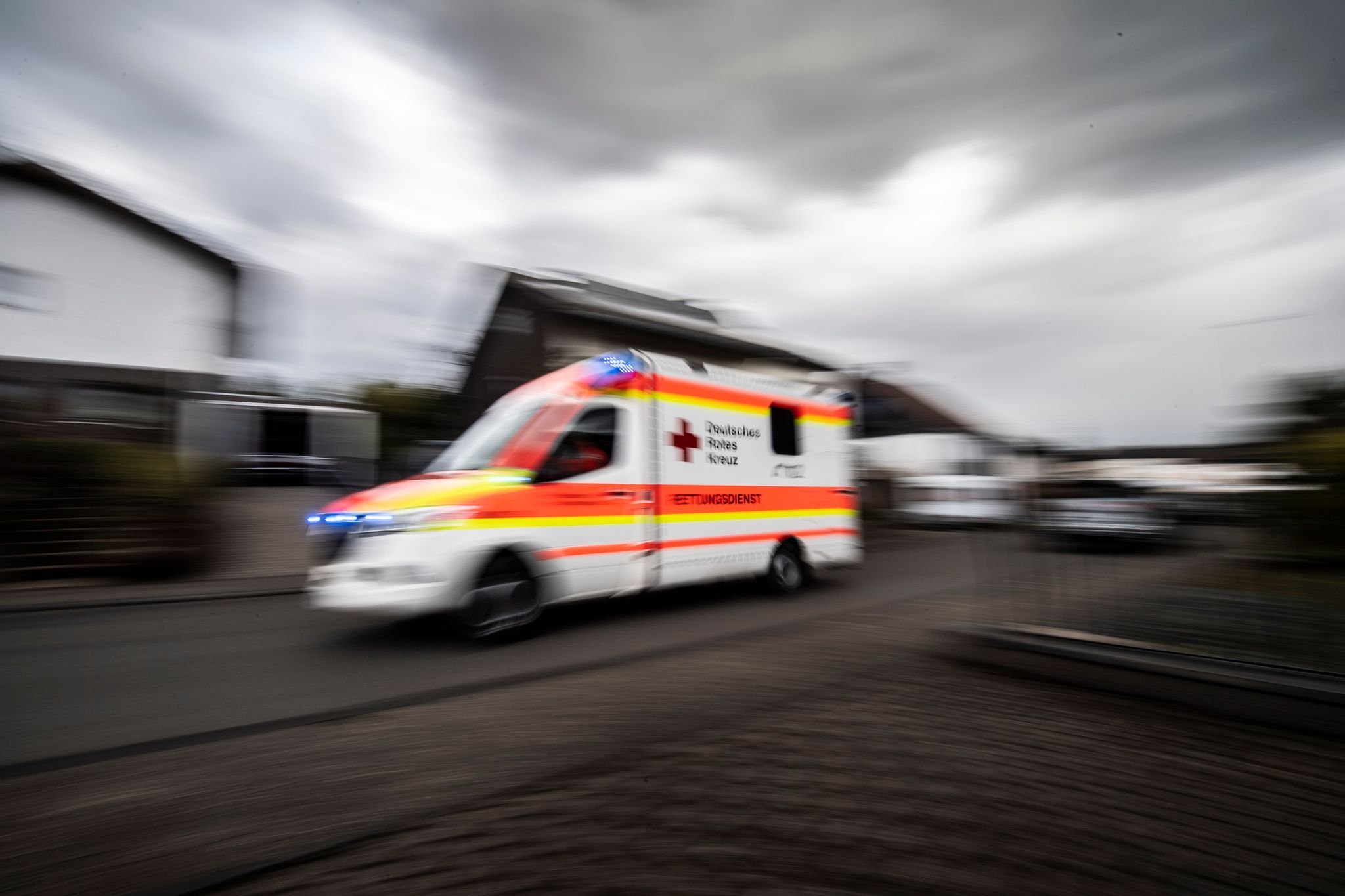 Unfall Mit Pkw Auf Landstraße: Autofahrer Kollidiert Mit Baum Bei Bad ...