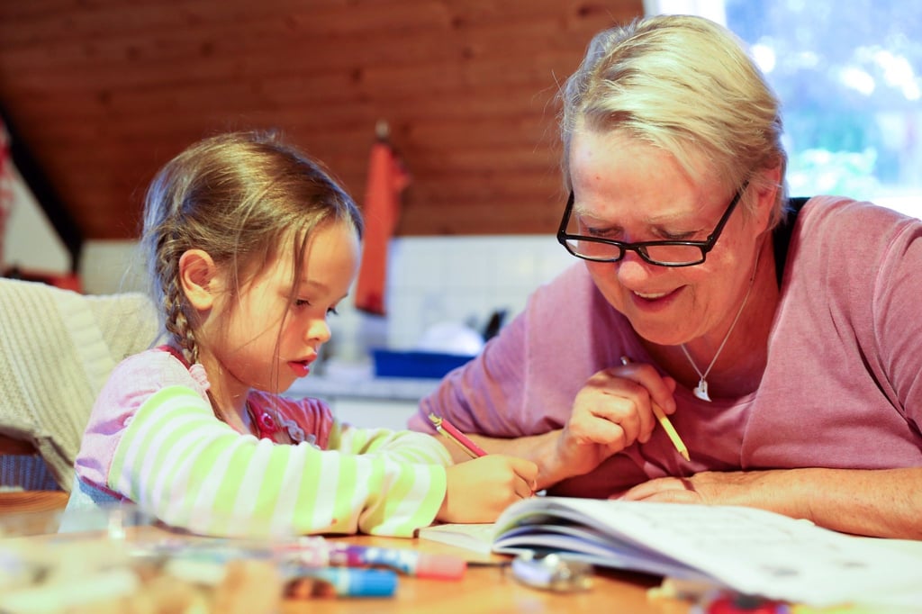 Zeigen Kinder Interesse an Buchstaben und Schrift, können Erwachsene das spielerisch fördern.