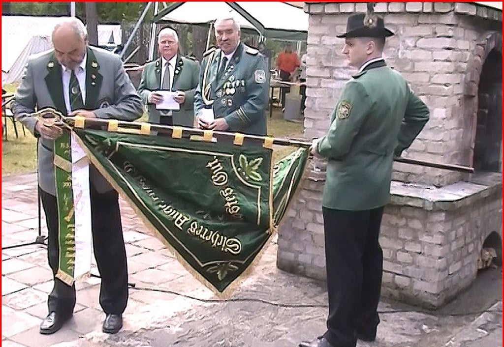 Die neue Fahne des Schützenvereins wurde 1998 entworfen und von einer Fahnenstickerei angefertigt. Das Foto stammt von der 300-Jahr-Feier.