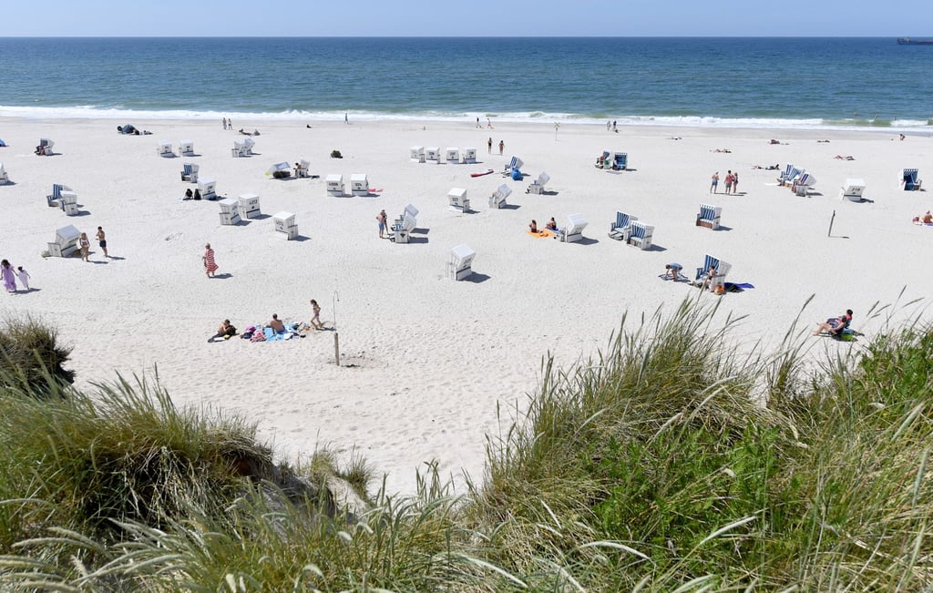 Strandkörbe stehen am Strand von Kampen.