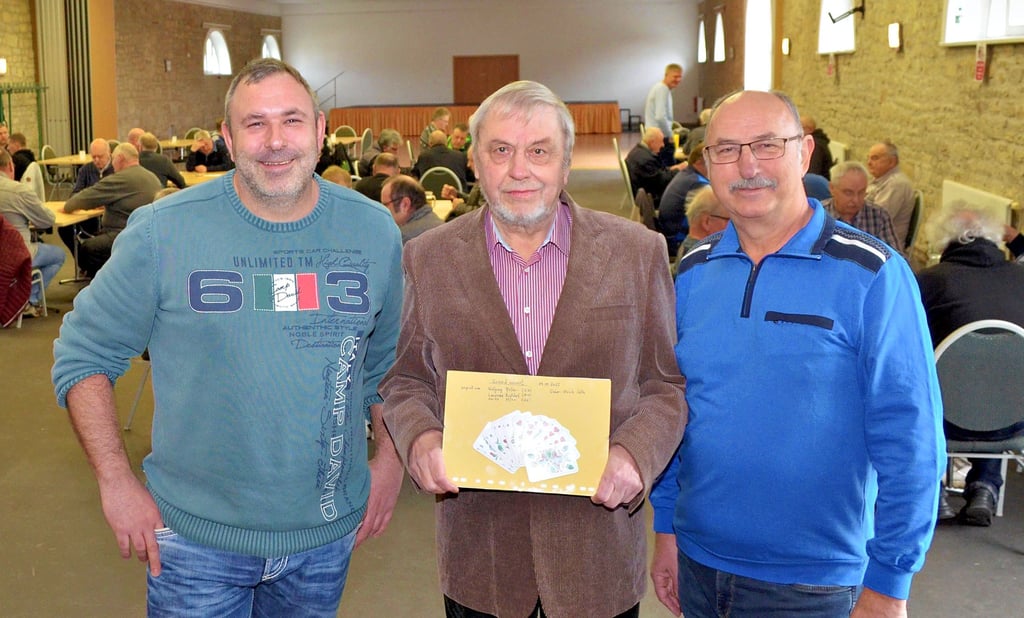 Matthias Pfaller, Ulrich Soth und Wolfgang Pfaller hatten zum zehnten Glöckchen-Skatturnier alle Hände voll zu tun, damit das Skatturnier mit mehr als 60 Teilnehmern reibungslos durchgeführt werden konnte.