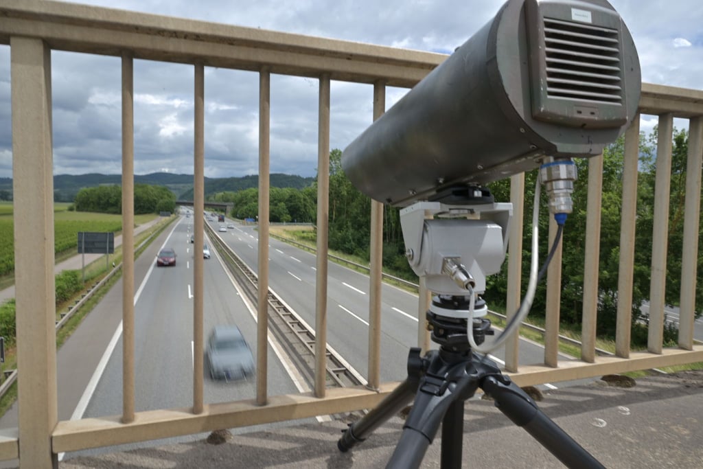 Eine Monocam überführt Handysünder am Steuer. Die Kamera wurde von Anfang Juni bis bis Ende August 2022 im Bereich des Polizeipräsidiums Trier getestet.
