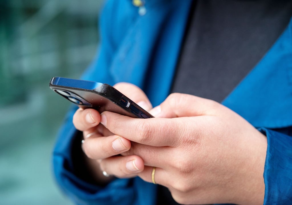 Wer das Handy für seine Bankgeschäfte nutzt, sollte darauf achten, dass er die App durch regelmäßige Updates auf dem neusten Stand hält.