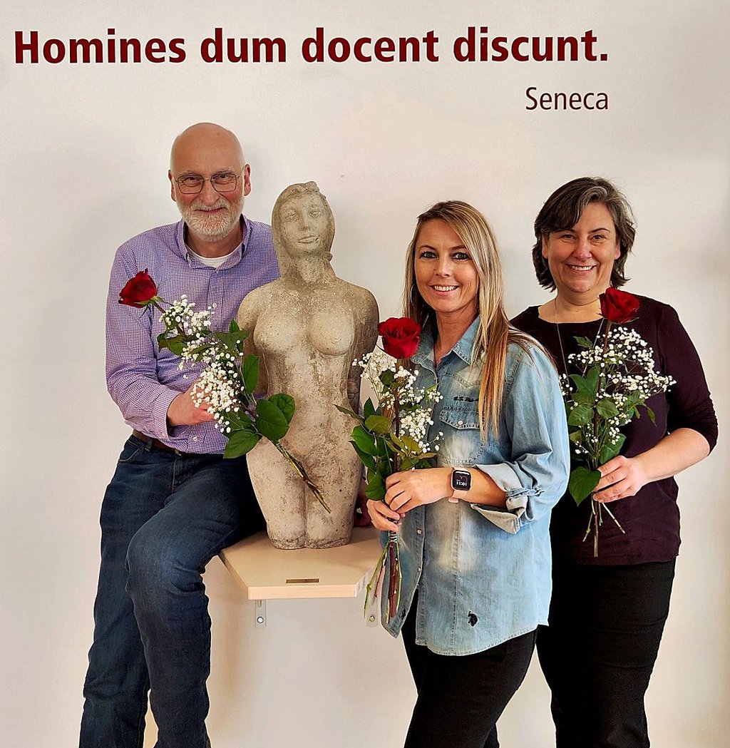 Schulleiter Ulrich Plaga vom Schönebecker Hermann-Gymnasium verschenkt seine ersten Blumen zum Frauentag.
