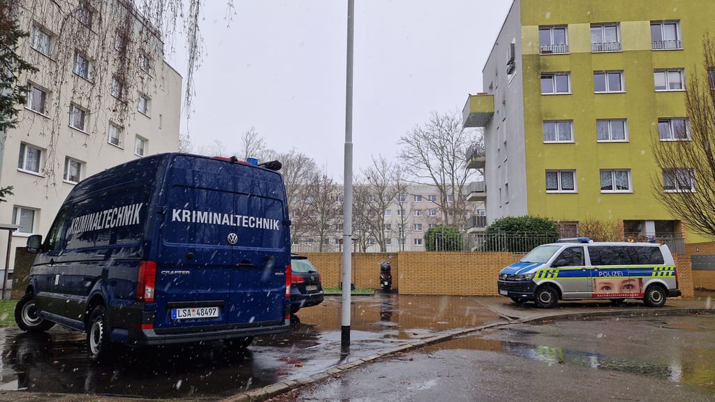 Kriminaltechnik und Polizei im Einsatz.
