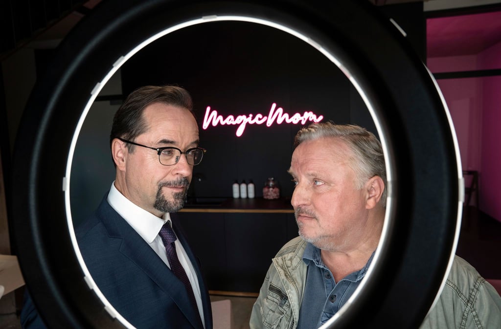 Boerne (l, Jan Josef Liefers) und Thiel (Axel Prahl) in einer Szene aus dem „Tatort - MagicMom“.