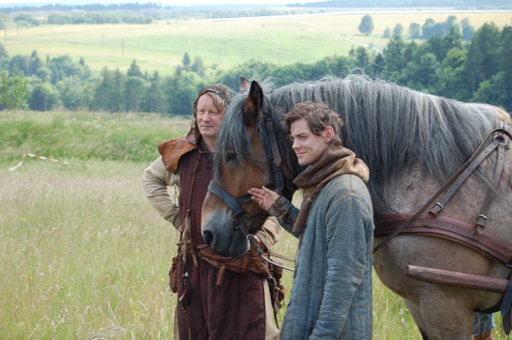 In einer englischen Küstenlandschaft, die im Harz liegt, gehen ein Bader (Stellan Skarsgard) und ein Waisenjunge (Tom Payne) über eine Wiese am Galgenberg bei Elbingerode in der Stadt Oberharz am Brocken.