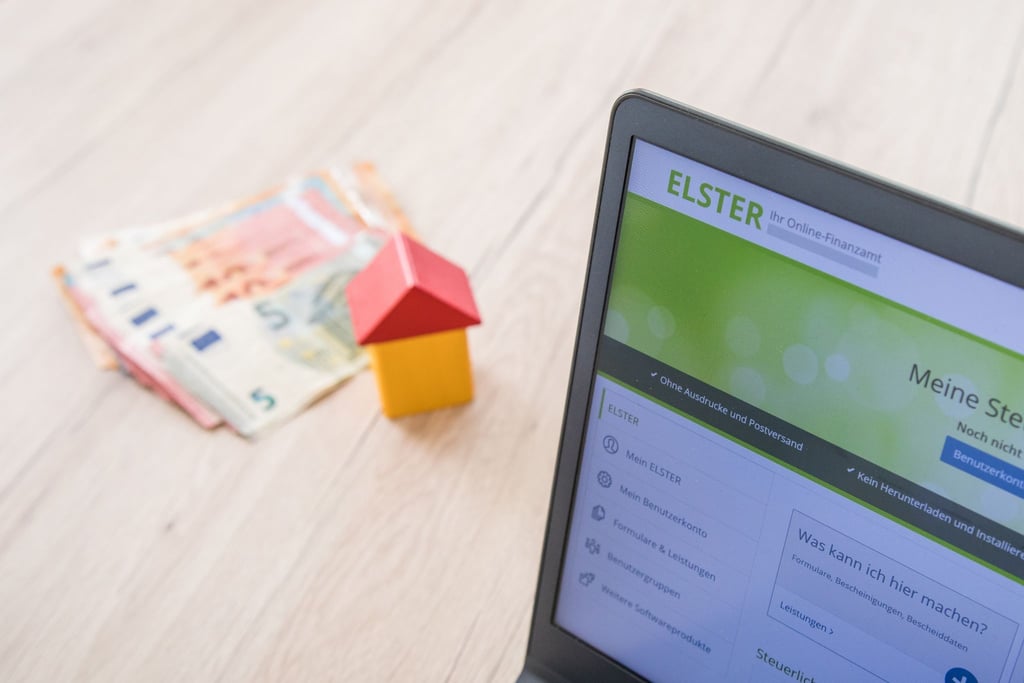 Energiepreispauschale nicht erhalten? Empfangsberechtigte bekommen das Geld nachträglich über die Steuererklärung ausbezahlt.