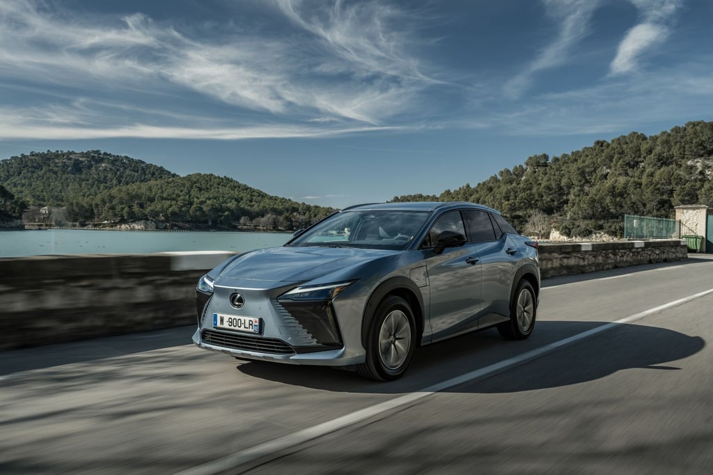 Immer mehr E-Autos: Auch Lexus bringt mit dem RZ 450e sein erstes, eigens als E-Auto entwickelte Modell auf den Markt.