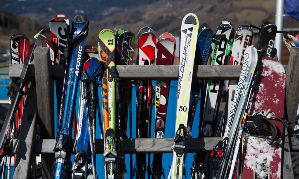 Ski-Ausrüstung hat nur eine begrenzte Lebenszeit: Nach ungefähr zehn Jahren wird es Zeit für neue Bretter, Bindungen und Schuhe.