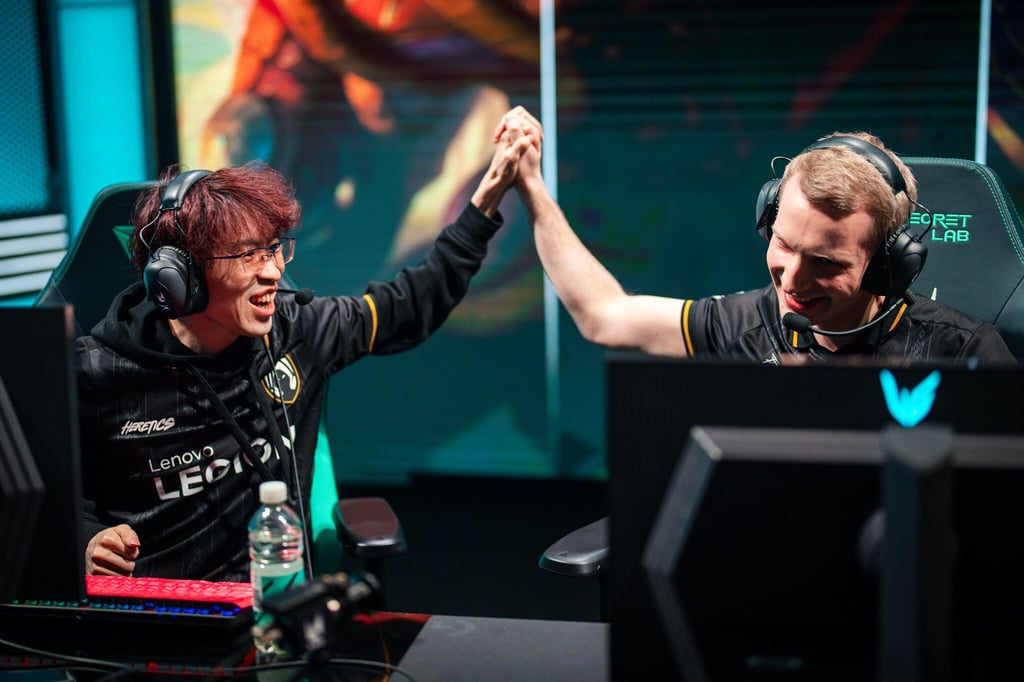 Evi (l) und Jankos können sich mit Heretics über den Sieg gegen KOI in der LoL-Liga LEC freuen.
