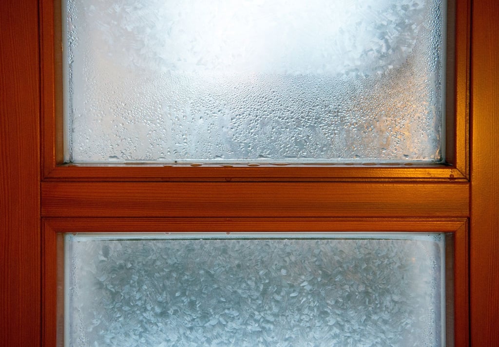 Ist es draußen kalt und drinnen warm, beschlägt beim Lüften anfangs die Fensterscheibe.