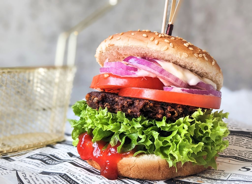 Der Patty im Veggie-Burger ist aus Kidneybohnen gemacht.
