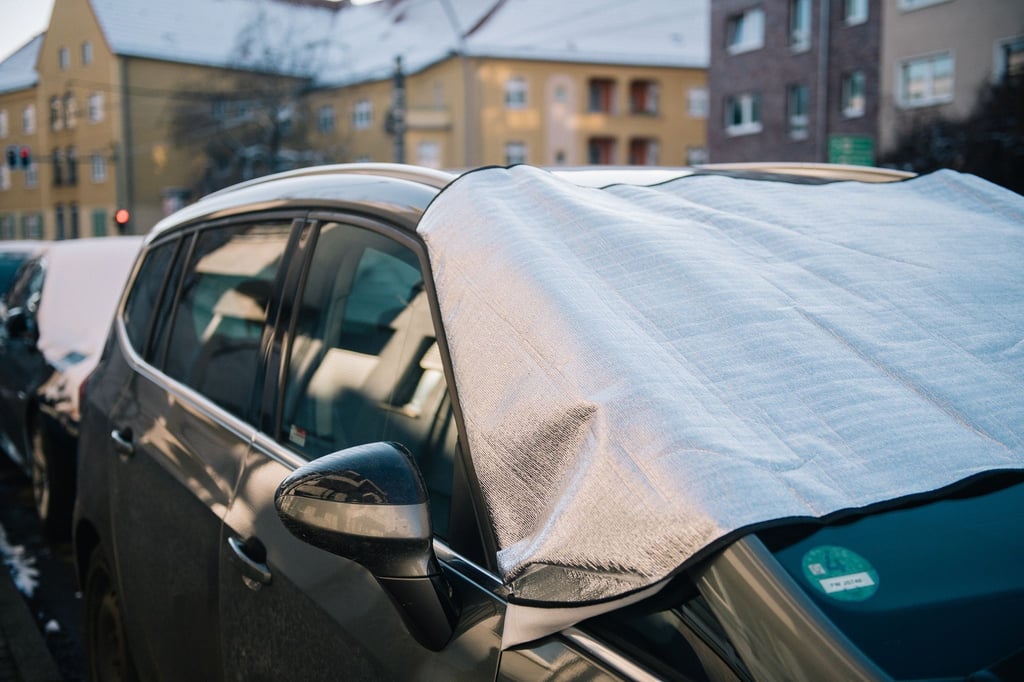 Wer seinen Arbeitsweg unterbricht, um eine Frostschutz-Abdeckung am Auto anzubringen, kann im Unglücksfall nicht auf den Schutz der gesetzlichen Unfallversicherung setzen.