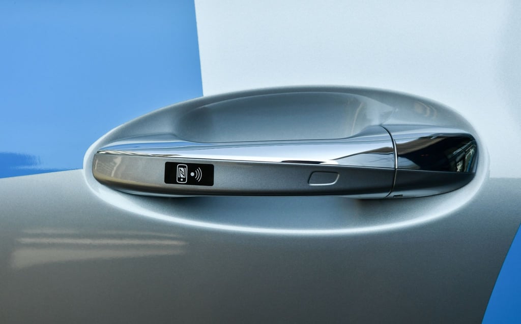 Türgriff ziehen, Funksignal an den Schlüssel senden: So kommunizieren gängige Keyless-go-Systeme.