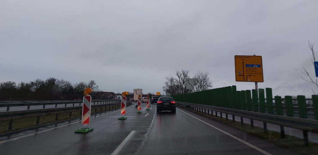 Die Baustelle auf der Elbebrücke wurde am Dienstag aufgebaut.