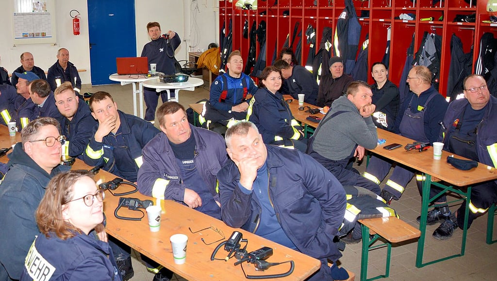 Die Frühjahrsschulung des Feuerwehr-Ausrückebereiches „Altmärkische Wische“ im Schönberger Gerätehaus war gut besucht. Das Auffrischen der Funkkenntnisse stand Sonnabend auf der Agenda.
