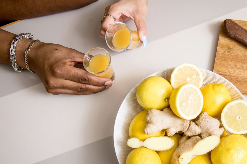 Wer beim selbstgemachten Ingwer-Shot als Grundlage Zitronensaft statt Apfel- oder Orangensaft wählt, kann viel Zucker einsparen.