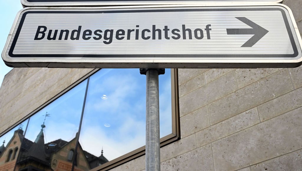 Blick auf ein Hinweisschildbvor dem Bundesgerichtshof (BGH).