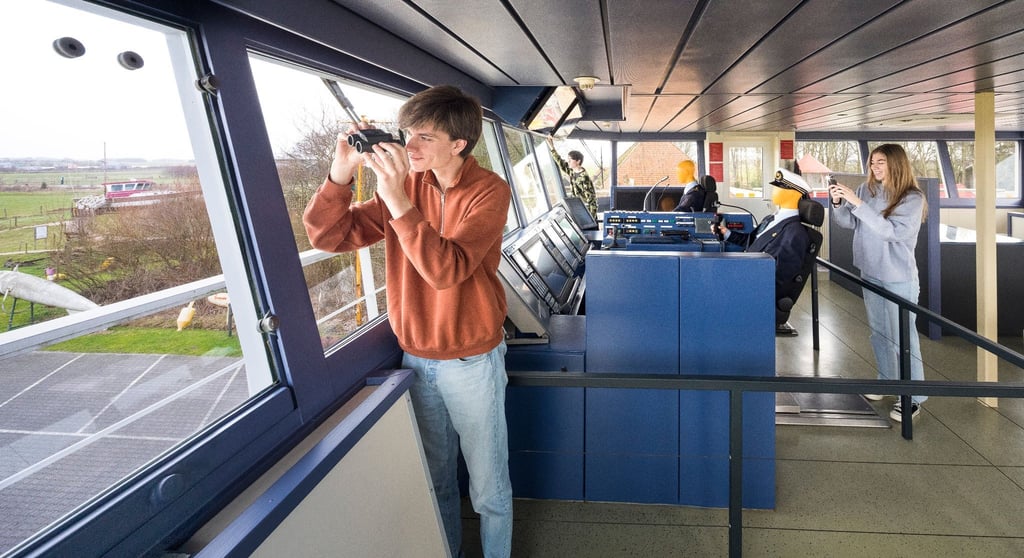 Alles im Blick: Im Juttersmuseum auf Texel lässt sich das Steuerhaus einer ausrangierten Fähre besichtigen.
