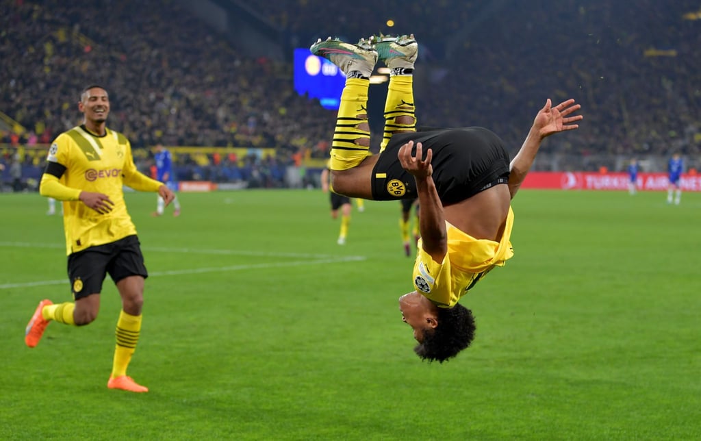 BVB-Matchwinner Karim Adeyemi (r) jubelte nach seinem Treffer mit einem Salto.
