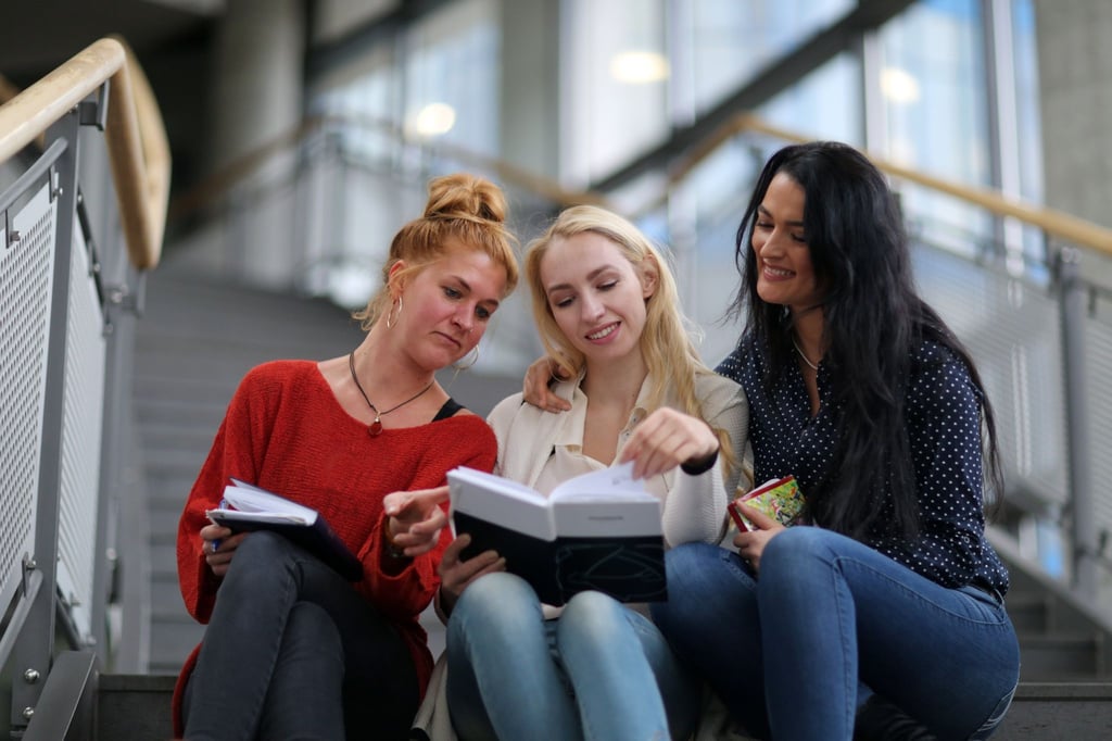 Im Nebenjob verdienen Studentinnen durchschnittlich etwas besser als männliche Hochschüler. Ihre Gehaltserwartungen nach der Uni liegen dennoch niedriger.