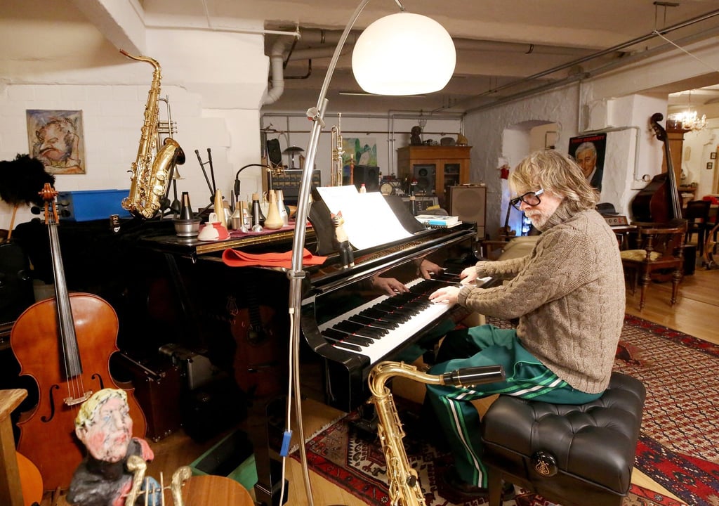 Helge Schneider am Klavier in seiner Wohnung in Mülheim an der Ruhr