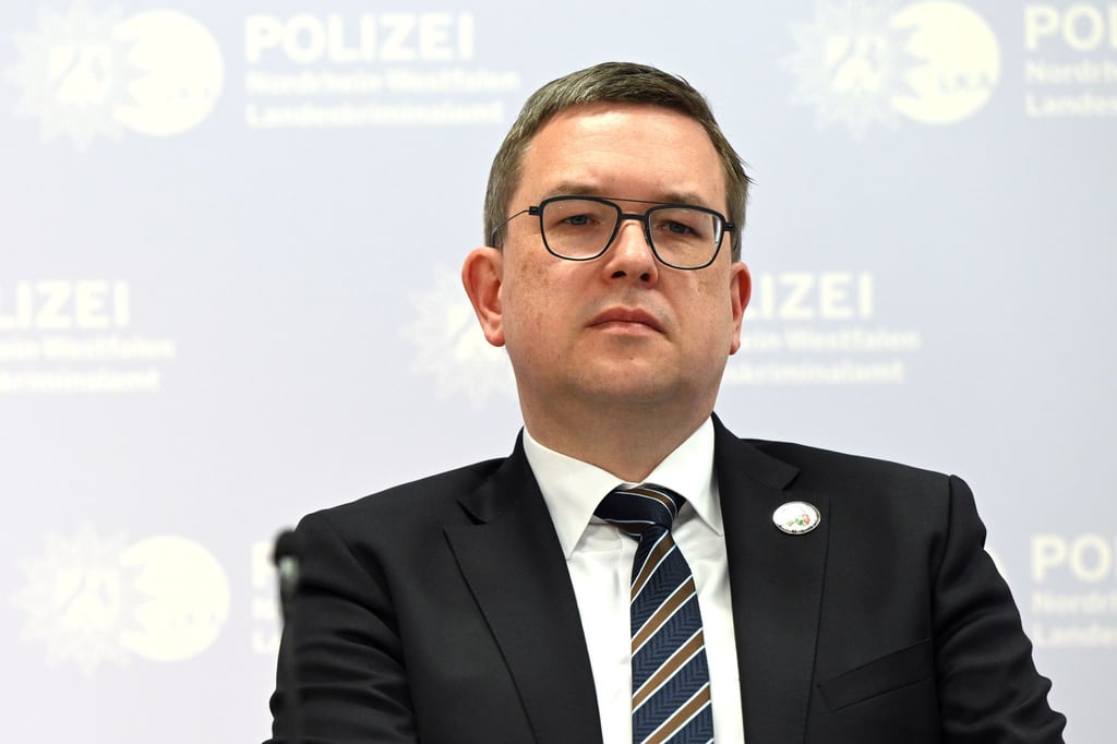 Markus Hartmann, Leiter der Zentral- und Ansprechstelle Cybercrime, spricht zu Journalisten.