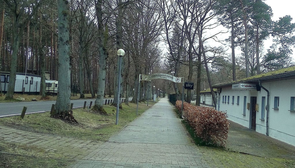 Verwaist liegt die seit Jahren geschlossene Strandgaststätte am Arendsee gegenüber dem Campingplatzgelände der Luftkurort GmbH.