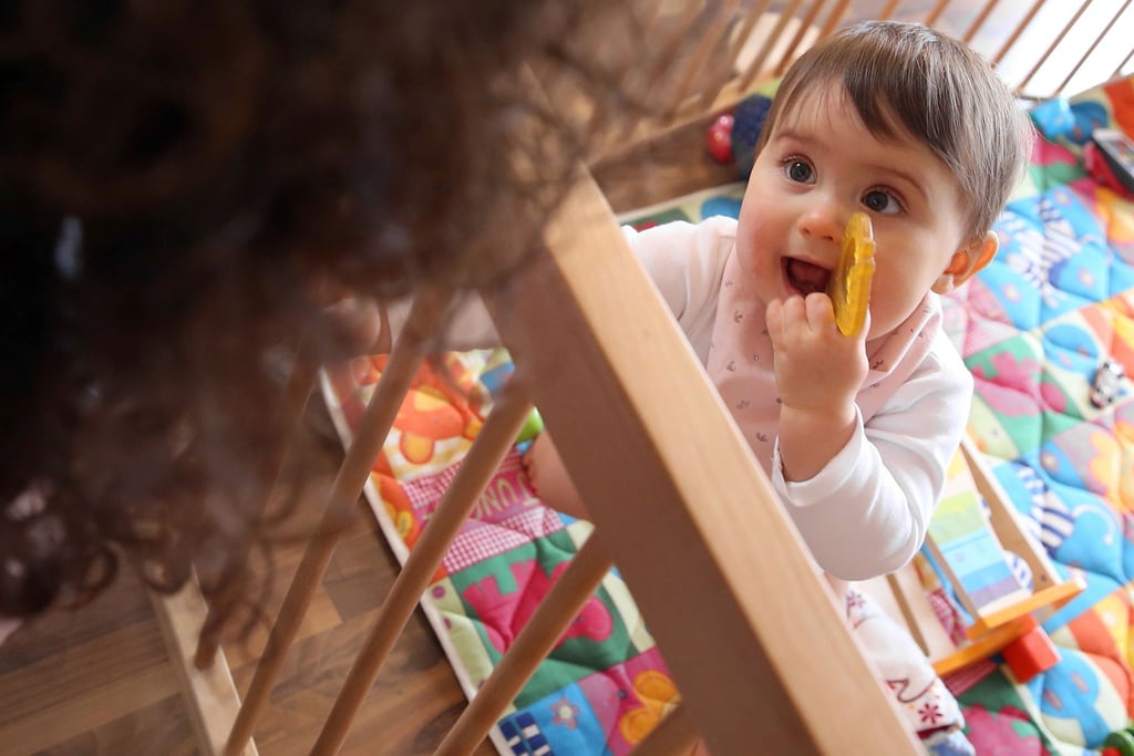 Ein gekühlter Beißring ist bei zahnenden Kindern beliebt - aus dem Gefrierfach sollte er aber nicht kommen.