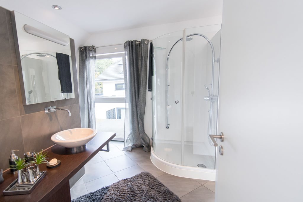 Volle Konzentration auch im Badezimmer: Bei einer Wohnungsbesichtigung sollten mögliche Mängel erkannt und benannt werden.