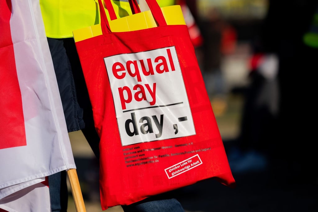 "equal pay day ,-" steht auf einer Tasche.