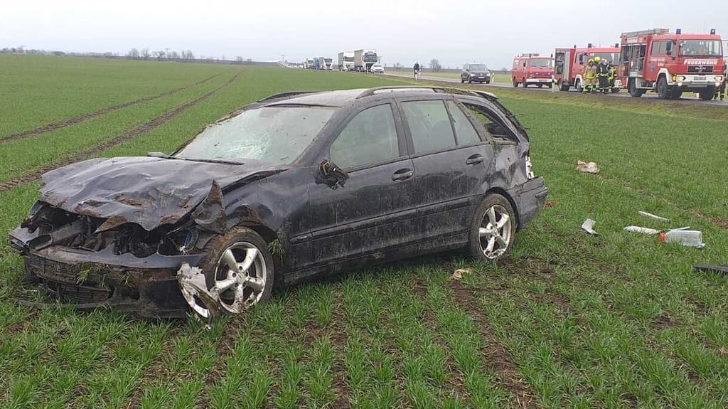 Tödlicher Unfall nahe Alsleben: Das Unfallfahrzeug überschlug sich mehrfach.