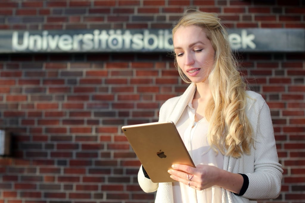 Eine Weiterbildungen mit Hochschulzertifikat ersetzt keinen Uniabschluss. Sie kann aber den Hochschuleinstieg erleichtern - oder der Karriere eine neue Richtung geben.