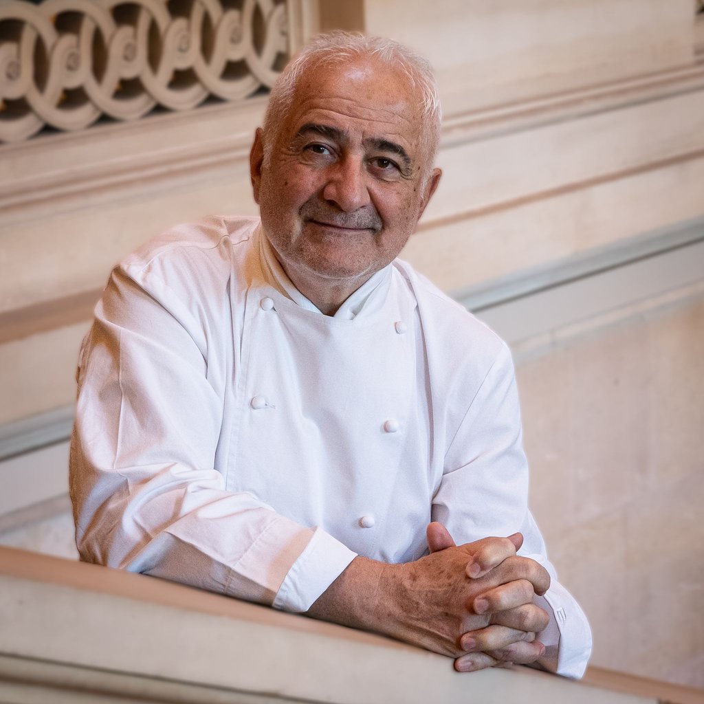 Starkoch Guy Savoy hat im diesjährigen Guide Michelin für Frankreich einen seiner drei Sterne verloren.