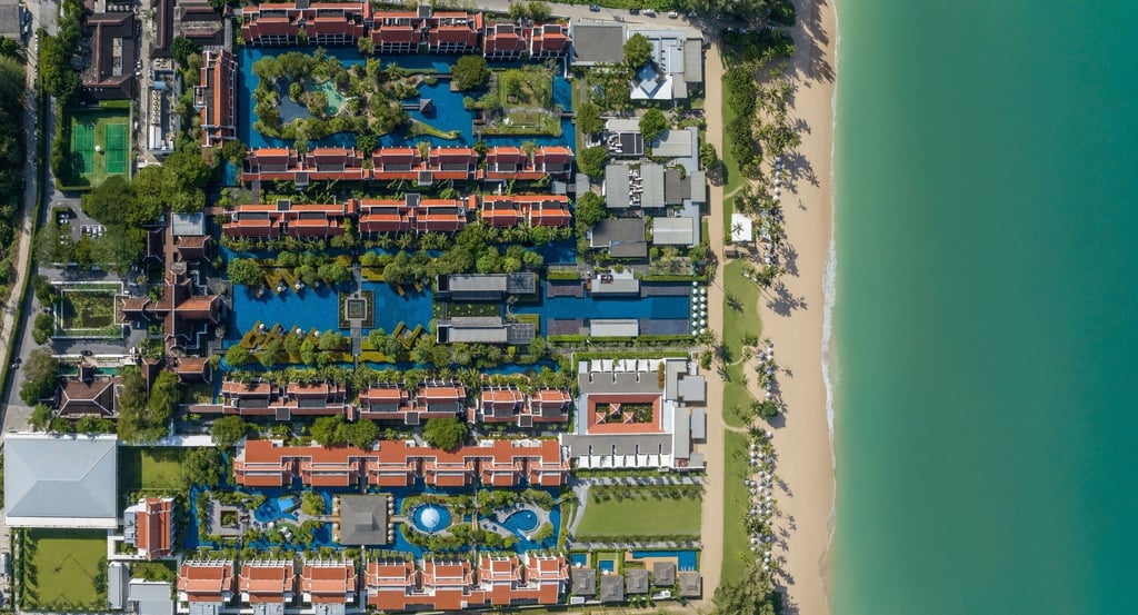 Von weit oben werden die Ausmaße deutlich: Die Poolanlage des JW Marriott Khao Lak Resort & Spa schlängelt sich auf mehr als zwei Kilometern durchs Hotelgelände.