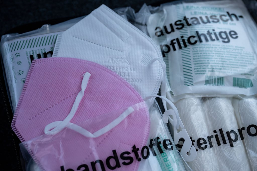 Ergänzung: Wer einen neuen Verbandskasten fürs Auto kauft, findet nun auch zwei medizinische Masken darin.