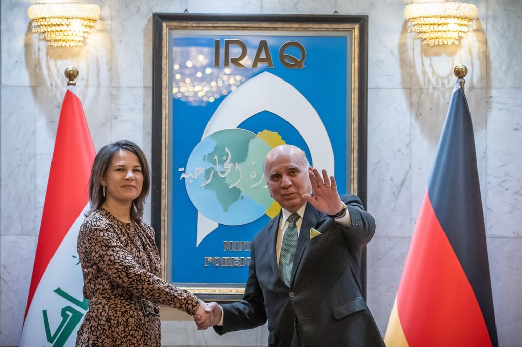 Außenministerin Annalena Baerbock wird von ihrem irakischen Amtskollegen Fuad Hussein begrüßt.