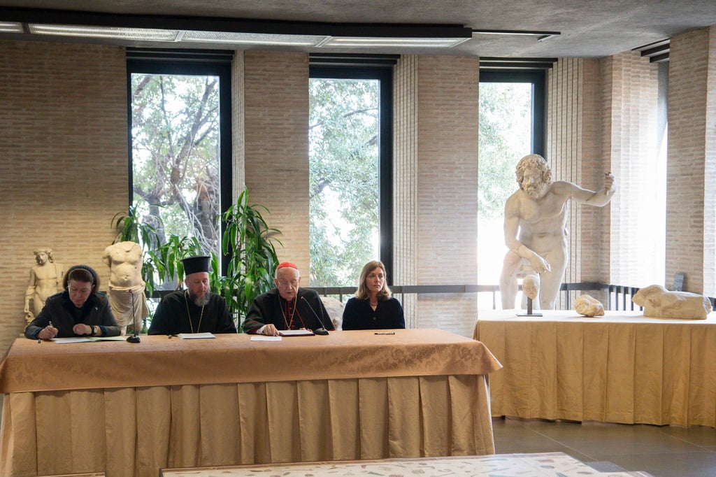 Unterzeichnung der Schenkungsurkunde für drei Fragmente des Parthenon-Tempels, die rechts auf dem Tisch ausgestellt sind.