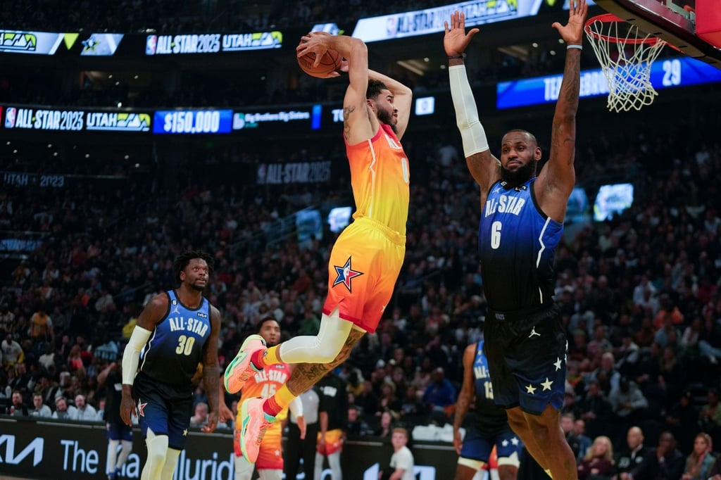 Angesetzt zum Dunking: Jayson Tatum (l) überspringt LeBron James.