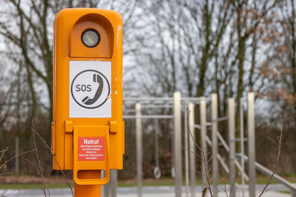 Helfer in Orange: Notrufsäulen entlang der Autobahnen können im Not- oder Pannenfall Hilfe vermitteln.
