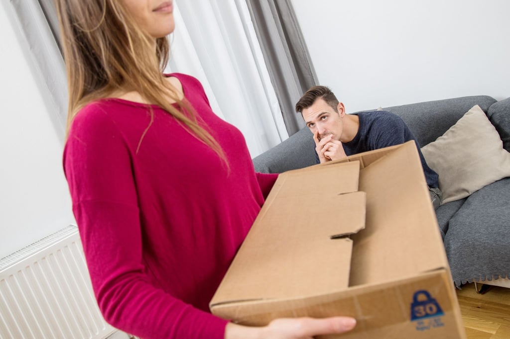 Liegt kein Härtefall vor, muss nach einer Scheidung der Ehepartner die eheliche Wohnung verlassen, wenn diese dem anderen gehört.