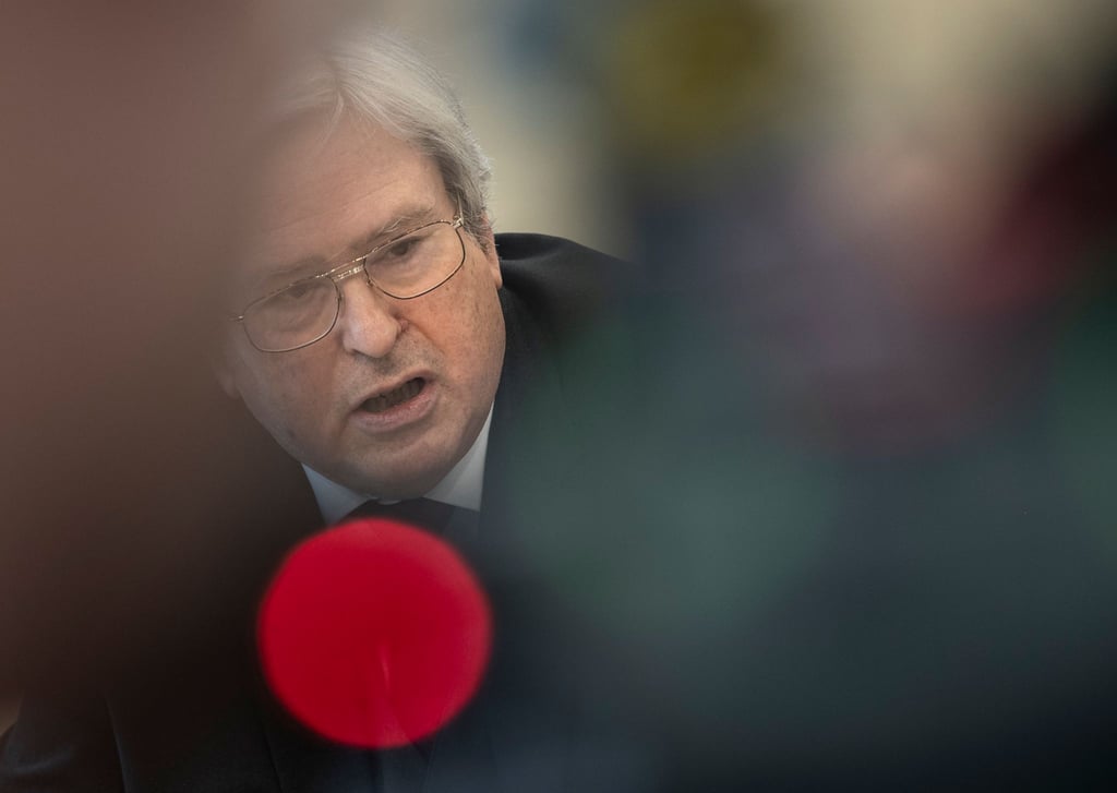 Jörg Steinbach spricht bei einer Pressekonferenz zur PCK-Raffinerie.