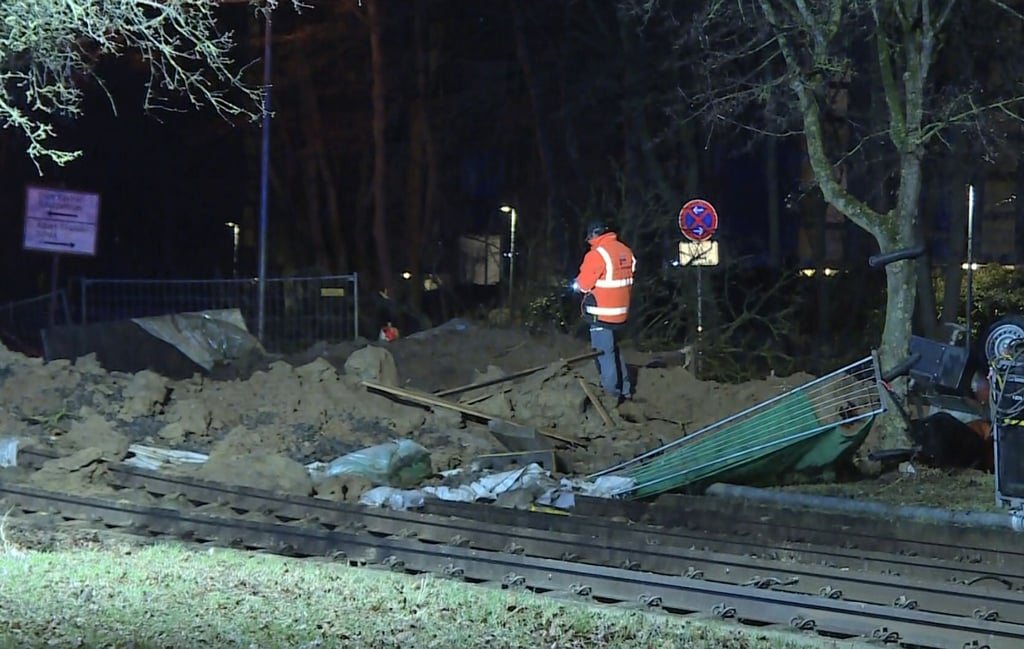 Arbeiter stehen an der Stelle, wo drei Fliegerbomben aus dem Zweiten Weltkrieg gefunden und unschädlich gemacht wurden.