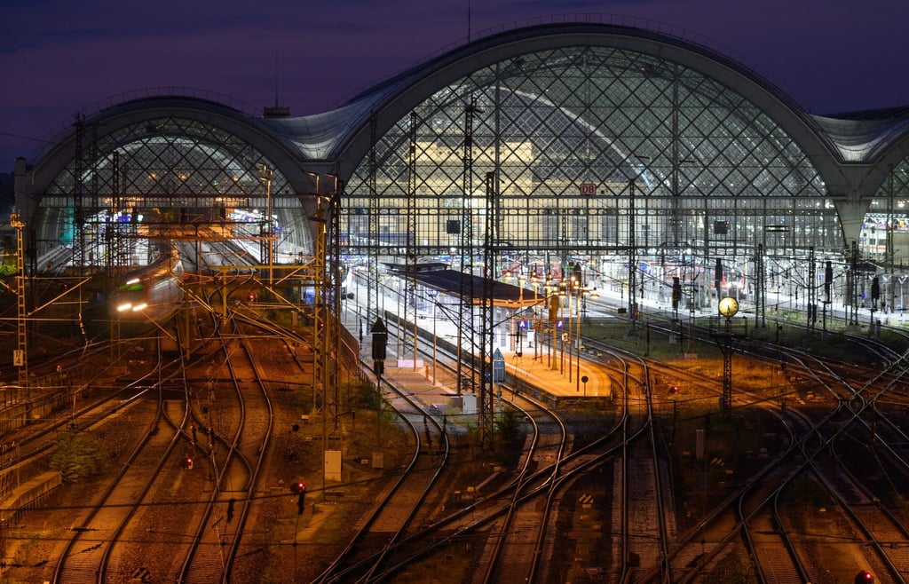 Der Dresdener Hauptbahnhof bei Nacht.