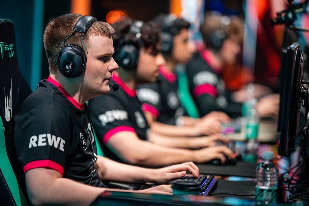 Toplaner JNX (l) geht von SK Gamings LEC-Team in die League of Legends Prime League. (Archivbild)