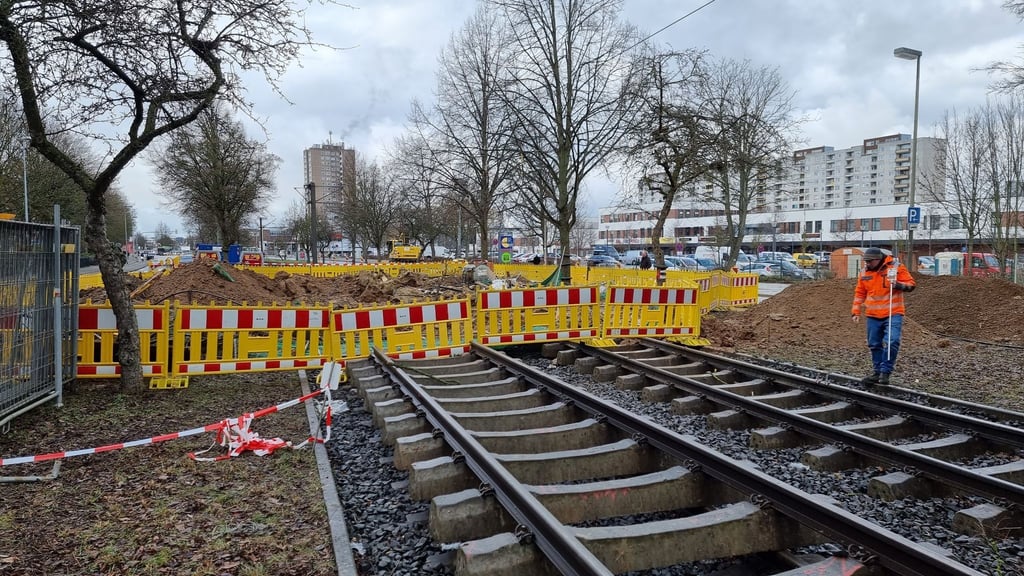 Das beschädigte Gleisbett der Straßenbahnlinie an der Erich-Panitz-Straße.