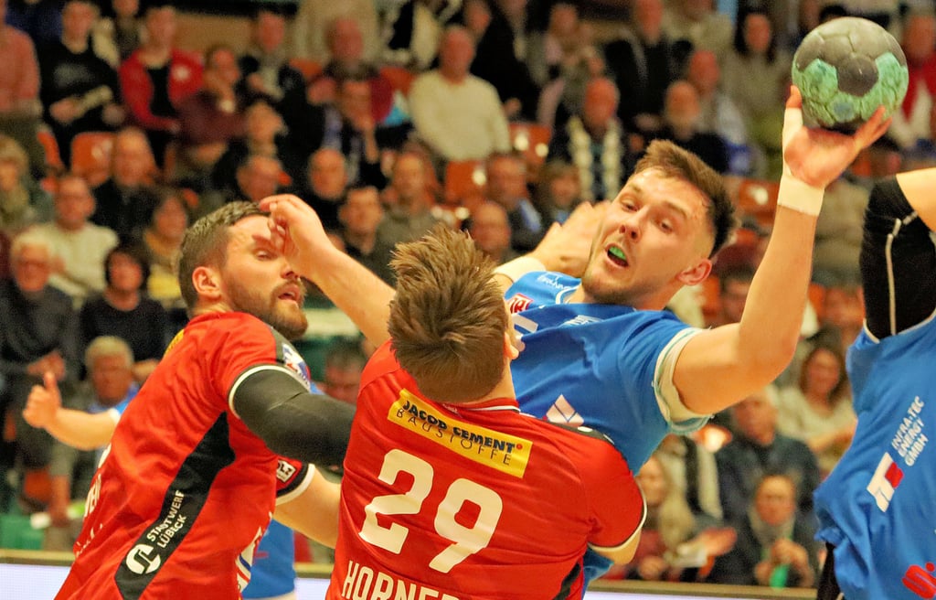 Timo Löser (r., DRHV) wird hier von der VfL-Abwehr gestoppt.