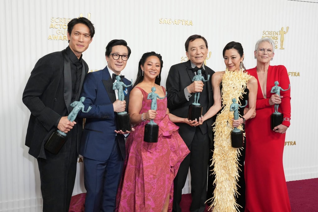 Harry Shum Jr. (l-r), Ke Huy Quan, Stephanie Hsu, Michelle Yeoh und Jamie Lee Curtis mit ihren Preisen.