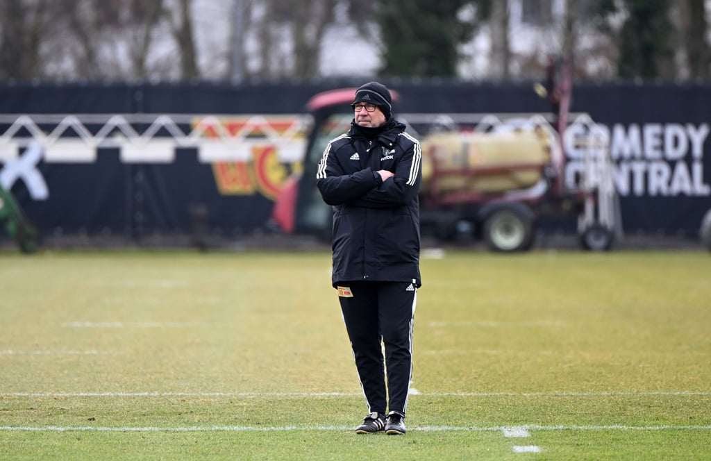 Unions Trainer Urs Fischer steht auf dem Trainingsplatz.